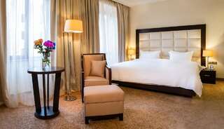 Отель Paris Hotel Yerevan Ереван Улучшенный двухместный номер с 1 кроватью-1