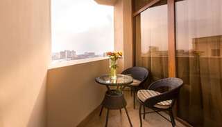Отель Paris Hotel Yerevan Ереван Семейный номер с балконом-4